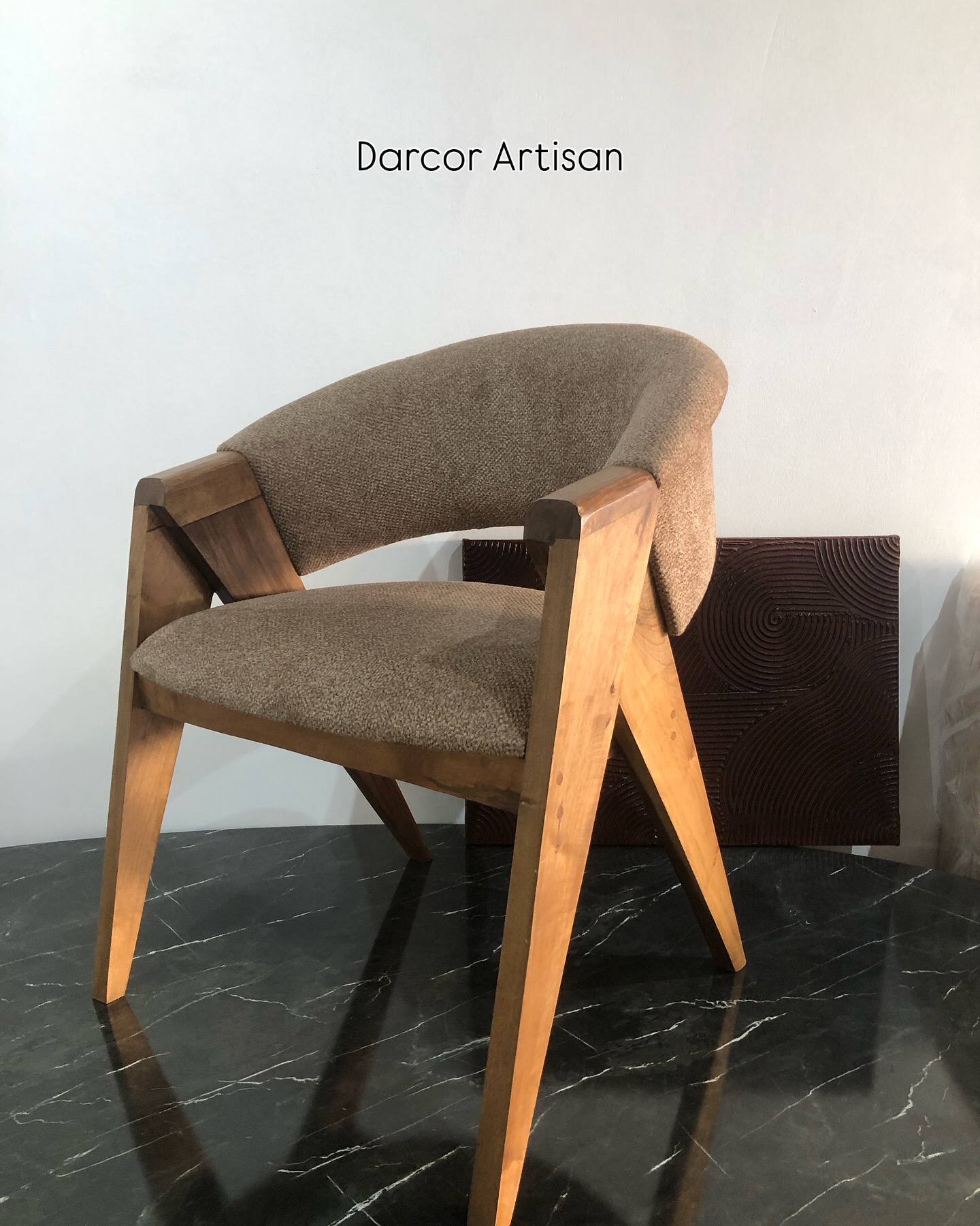 Chaise BEND – en bois massif et tissu texturé