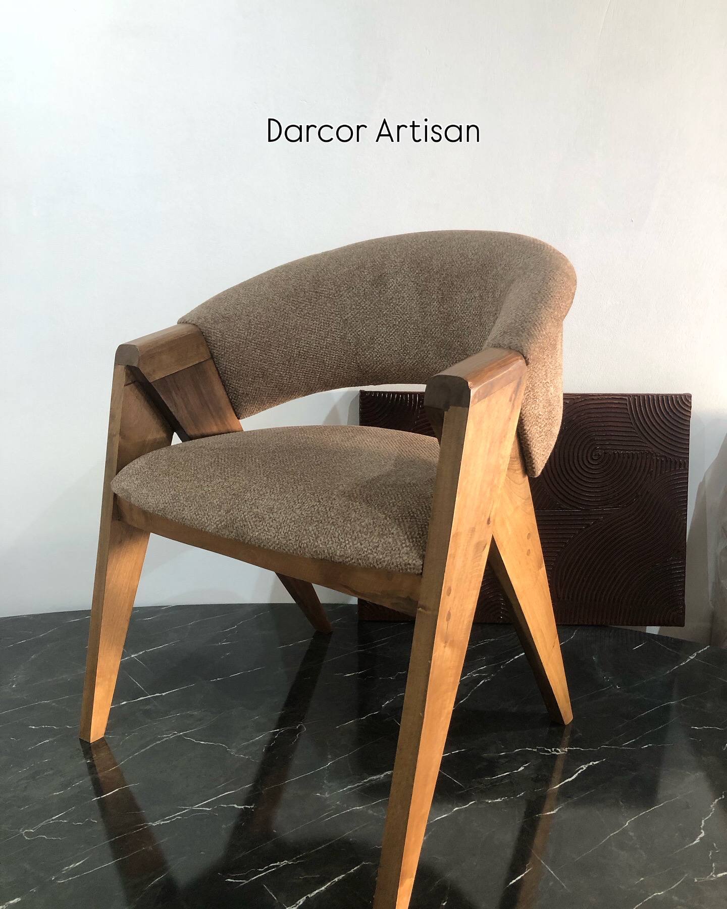 Chaise BEND – en bois massif et tissu texturé